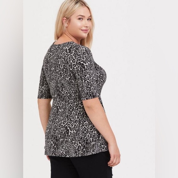 Torrid Grey Leopard Studio Knit Peplum Top Size 1X NWT - Picture 2 of 9